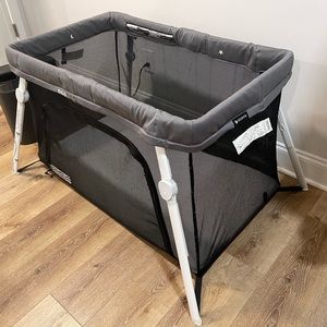 Guava Lotus Travel Crib w Extras